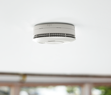 Detector de humo Verisure instalado en el techo de una vivienda en Aldaia